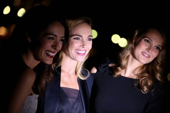 Sofia Essaïdi, Claire Keim et Camille Lou mises en lumière lors de la soirée de lancement de l'album Forever Gentlemen 2 le 1er octobre 2014 à bord de la péniche Le Paris, au pied de la Tour Eiffel. Sortie du disque le 20 octobre.