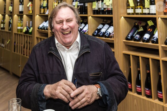 Gérard Depardieu visite une boutique "Wine Express" qui va commercialiser son vin dans la station de train Kursky à Moscou, le 5 novembre 2013