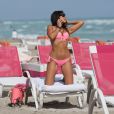  Claudia Romani, divine en bikini rose, profite d'un apr&egrave;s-midi ensoleill&eacute; sur une plage de Miami. Le 1er d&eacute;cembre 2014. 