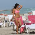  Claudia Romani, divine en bikini rose, profite d'un apr&egrave;s-midi ensoleill&eacute; sur une plage de Miami. Le 1er d&eacute;cembre 2014. 