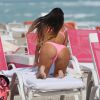 Claudia Romani, divine en bikini rose, profite d'un après-midi ensoleillé sur une plage de Miami. Le 1er décembre 2014.