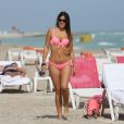  Claudia Romani, torride en maillot deux-pi&egrave;ces, profite d'un apr&egrave;s-midi ensoleill&eacute; sur une plage de Miami. Le 1er d&eacute;cembre 2014. 