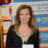 L'ex-première dame Valérie Trierweiler en dédicaces pour son livre "Merci pour ce moment" dans la galerie marchande d'un supermarché de Chambly dans l'Oise, le 29 novembre 2014.