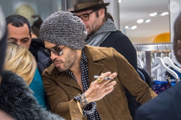 Lenny Kravitz signe des exemplaires de son livre éponyme dans la boutique colette. Paris, le 4 décembre 2014.