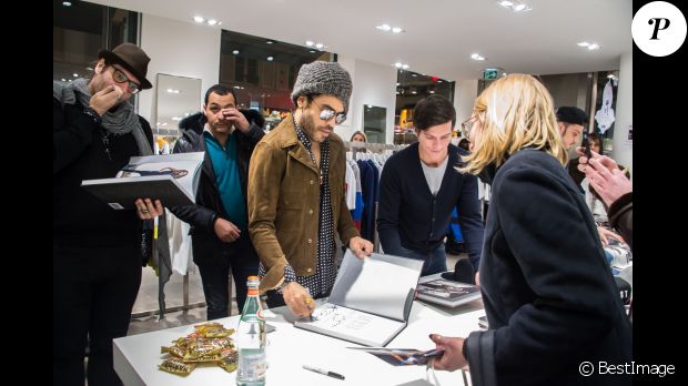 Lenny Kravitz en pleine séance de dédicaces de son livre éponyme dans la boutique colette. Paris, le 4 décembre 2014.