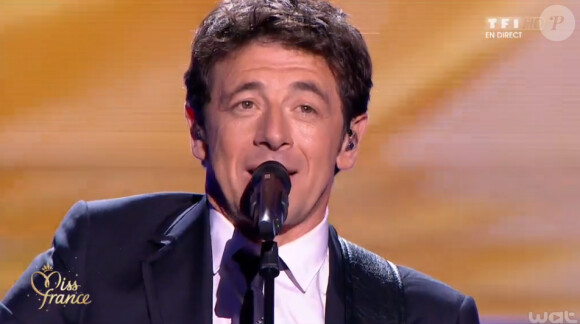 Patrick Bruel chante Place des grands hommes, lors de la cérémonie de Miss France 2015 sur TF1, le samedi 6 décembre 2014.