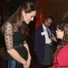 Kate Middleton, enceinte de quatre mois, avec la jeune Georgia Alvey récompensée par le Child Champion Award, à Kensington Palace, à Londres, le 19 novembre 2014. A deux pas de son domicile, la duchesse de Cambridge, en haut Hobbs et jupe Jenny Packham, remettait ce soir-là les prix de l'association Place2Be dont elle est la marraine depuis 2013.