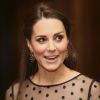 Kate Middleton, enceinte de quatre mois, à Kensington Palace, à Londres, le 19 novembre 2014. A deux pas de son domicile, la duchesse de Cambridge, en haut Hobbs et jupe Jenny Packham, remettait ce soir-là les prix de l'association Place2Be dont elle est la marraine depuis 2013.