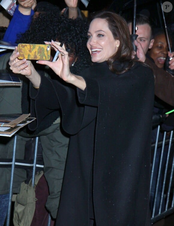 Angelina Jolie se rend à une interview télévisée pour faire la promotion de son nouveau film "Unbroken" à New York, le 5 décembre 2014. Elle signe des autographes et fait des selfies avec ses fans.