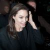 Angelina Jolie se rend à une interview télévisée pour faire la promotion de son nouveau film "Unbroken" à New York, le 5 décembre 2014. Elle signe des autographes et fait des selfies avec ses fans.