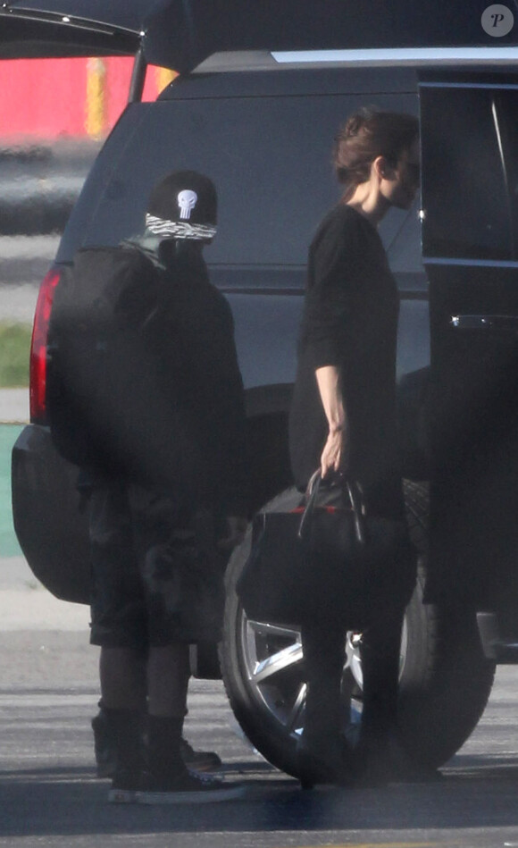 Maddox et sa mère - Angelina Jolie arrive au Burbank Airport, avec ses enfants, en provenance de New York, à Los Angeles, le 7 décembre 2014.