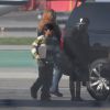 Angelina Jolie arrive au Burbank Airport, avec ses enfants, en provenance de New York, à Los Angeles, le 7 décembre 2014.