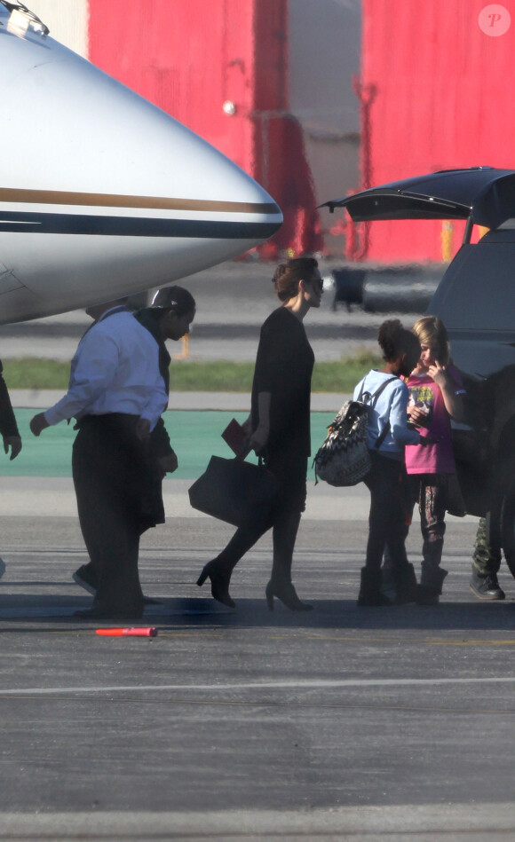 Zahara et sa mère - Angelina Jolie arrive au Burbank Airport, avec ses enfants, en provenance de New York, à Los Angeles, le 7 décembre 2014.