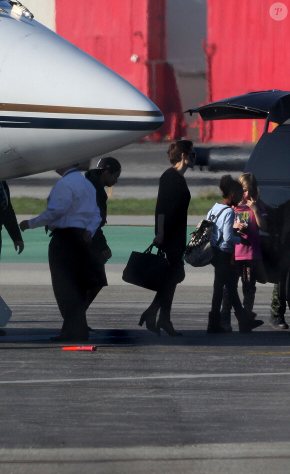 Angelina Jolie arrive au Burbank Airport, avec ses enfants, en provenance de New York, à Los Angeles, le 7 décembre 2014.
