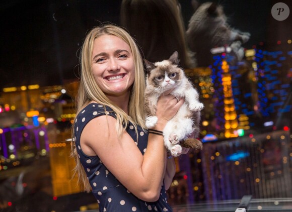 Tabatha Bundesen pose avec sa chatte Grumpy Cat, à Las Vegas, le 5 août 2014