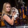 Tabatha Bundesen pose avec sa chatte Grumpy Cat, à Las Vegas, le 5 août 2014
