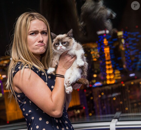 Tabatha Bundesen pose avec sa chatte Grumpy Cat, à Las Vegas, le 5 août 2014