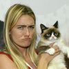 Tabatha Bundesen et Grumpy Cat à Mandalay Bay Convention Center à Las Vegas, le 17 juin 2014