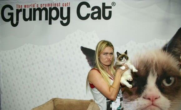 Tabatha Bundesen et Grumpy Cat à Mandalay Bay Convention Center à Las Vegas, le 17 juin 2014