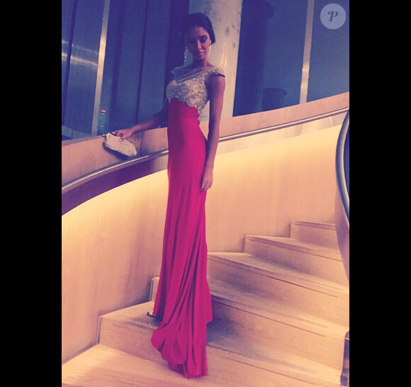 Flora Coquerel absolument parfaite dans cette robe rose. La jeune femme participe au concours Miss Monde. Décembre 2014.