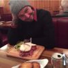David Beckham, légèrement gêné lorsque son fils Brooklyn le film devant son déjeuner du jour dans un petit restaurant de Londres - vidéo publiée sur le compte Vine de Brooklyn Beckham le 10 décembre 2014