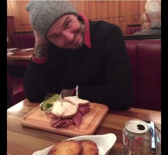 David Beckham, légèrement gêné lorsque son fils Brooklyn le film devant son déjeuner du jour dans un petit restaurant de Londres - vidéo publiée sur le compte Vine de Brooklyn Beckham le 10 décembre 2014
