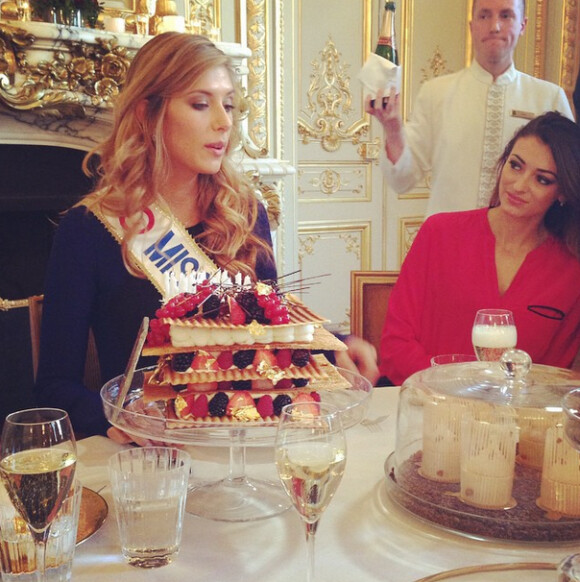 Camille Cerf célèbre ses 20 ans avec sa nouvelle famille Miss France, le 9 décembre 2014