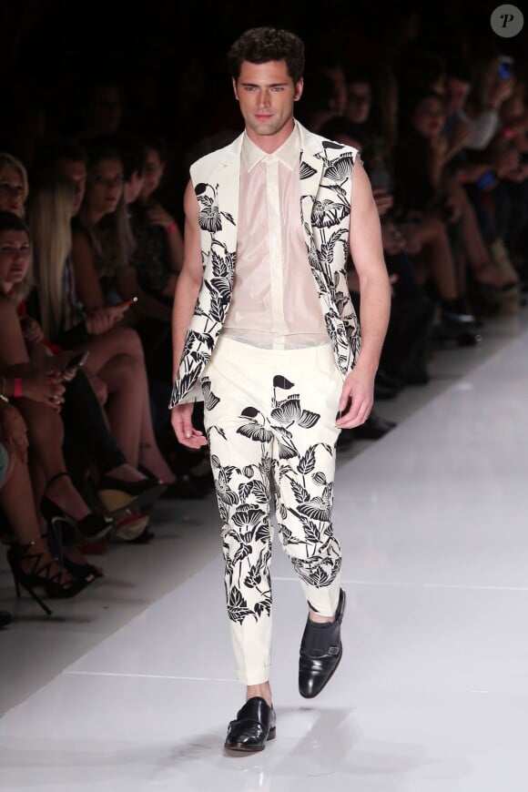 Gisele Bündchen et Sean O'Pry défilent pour la marque Colcci collection printemps/été 2015 lors de la Fashion Week de Sao Paulo, le 2 avril 2014. 