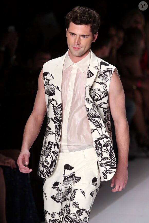 Gisele Bündchen et Sean O'Pry défilent pour la marque Colcci collection printemps/été 2015 lors de la Fashion Week de Sao Paulo, le 2 avril 2014. 