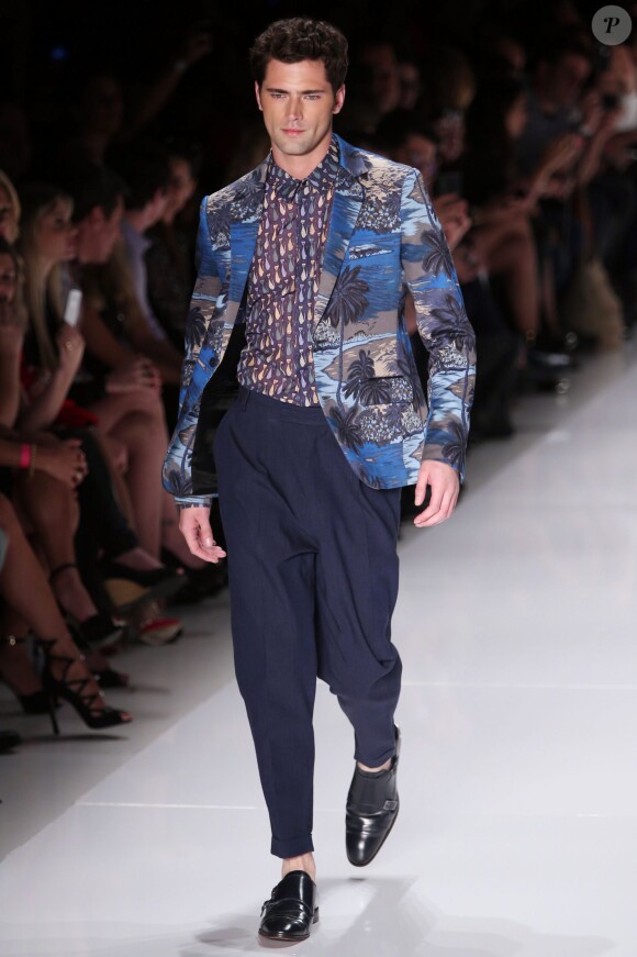Gisele Bündchen et Sean O'Pry défilent pour la marque Colcci collection printemps/été 2015 lors de la Fashion Week de Sao Paulo, le 2 avril 2014.