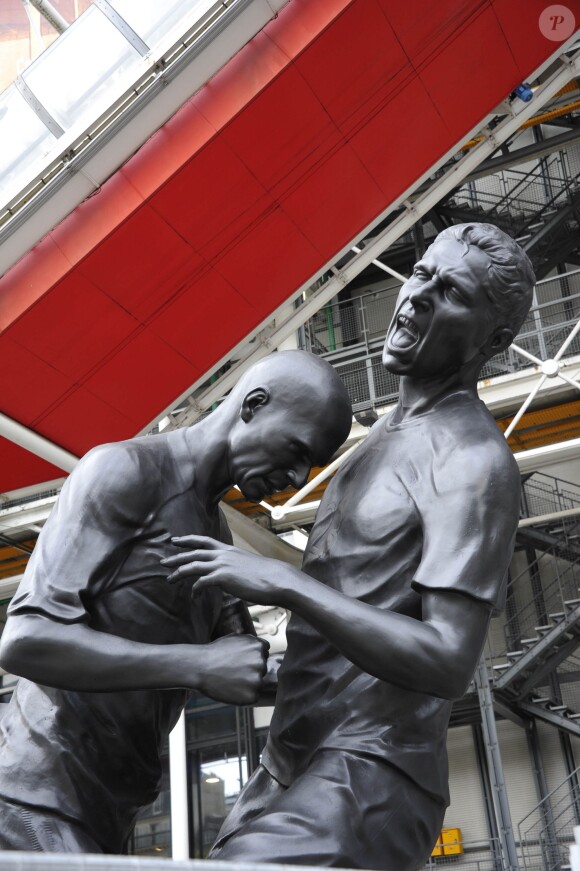 Le coup de tête de Zinédine Zidane sur l'Italien Marco Materazzi lors de la finale de la coupe du monde 2006 immortalisé par une sculpture géante de l'artiste Adel Abdessemed devant le centre Pompidou a Paris le 27 septembre 2012.