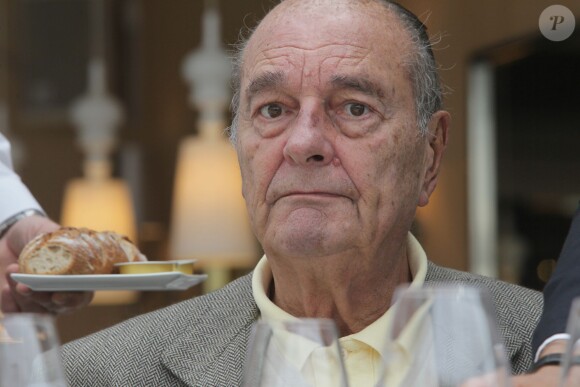 Jacques Chirac déguste des crevettes avec sa femme Bernadette, Maryvonne Pinault et un ami au restaurant Le Girelier à Saint-Tropez le 4 octobre 2013.
