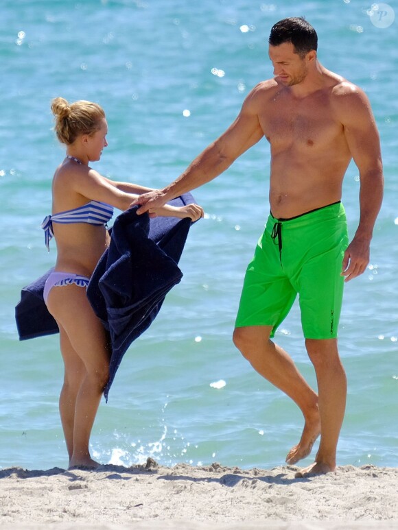 Exclusif - Hayden Panettiere, enceinte, sur une plage de Miami le 1er août 2014 avec son fiancé Vladimir Klitschko