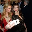 Paris Hilton et Frédérique Bel, dans les coulisses des NRJ Music Awards 2014 à Cannes, le samedi 13 décembre 2014.