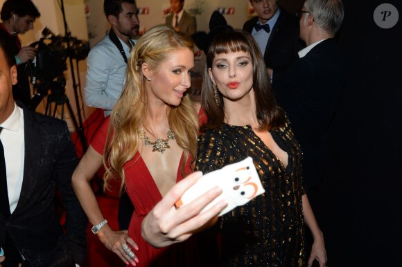 Paris Hilton et Frédérique Bel, dans les coulisses des NRJ Music Awards 2014 à Cannes, le samedi 13 décembre 2014.