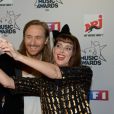 David Guetta et Frédérique Bel, dans les coulisses des NRJ Music Awards 2014 à Cannes, le samedi 13 décembre 2014.