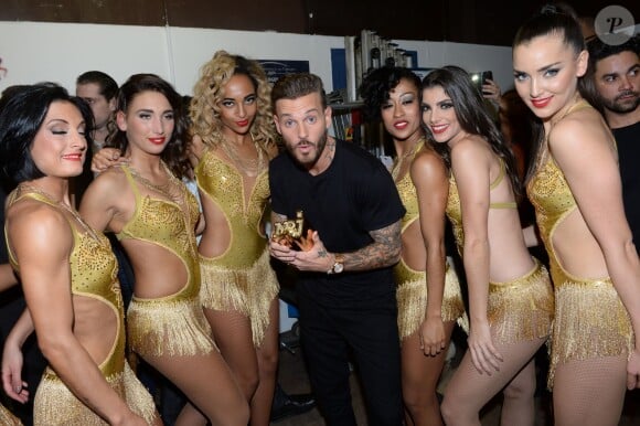 M. Pokora fête sa victoire, dans les coulisses des NRJ Music Awards 2014 à Cannes, le samedi 13 décembre 2014.