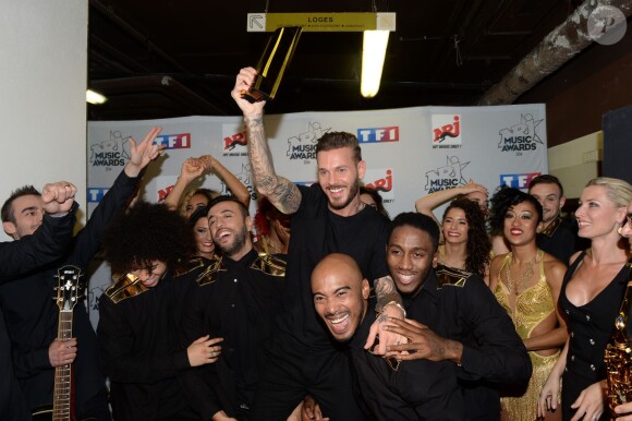 M. Pokora fête sa victoire, dans les coulisses des NRJ Music Awards 2014 à Cannes, le samedi 13 décembre 2014.