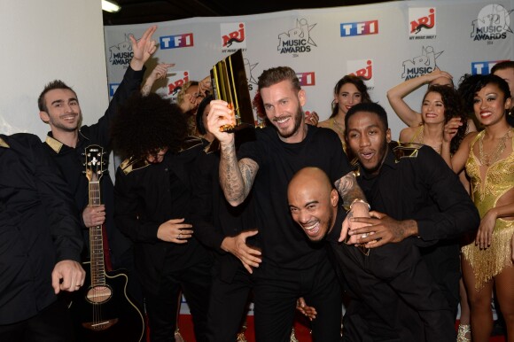 M. Pokora fête sa victoire, dans les coulisses des NRJ Music Awards 2014 à Cannes, le samedi 13 décembre 2014.