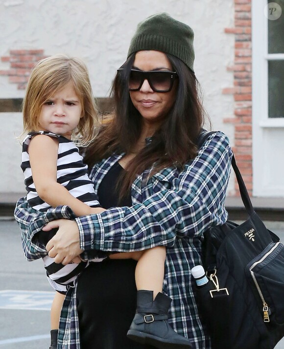 Kourtney Kardashian et sa fille Penelope (2 ans), à Calabasas le 7 décembre 2014.