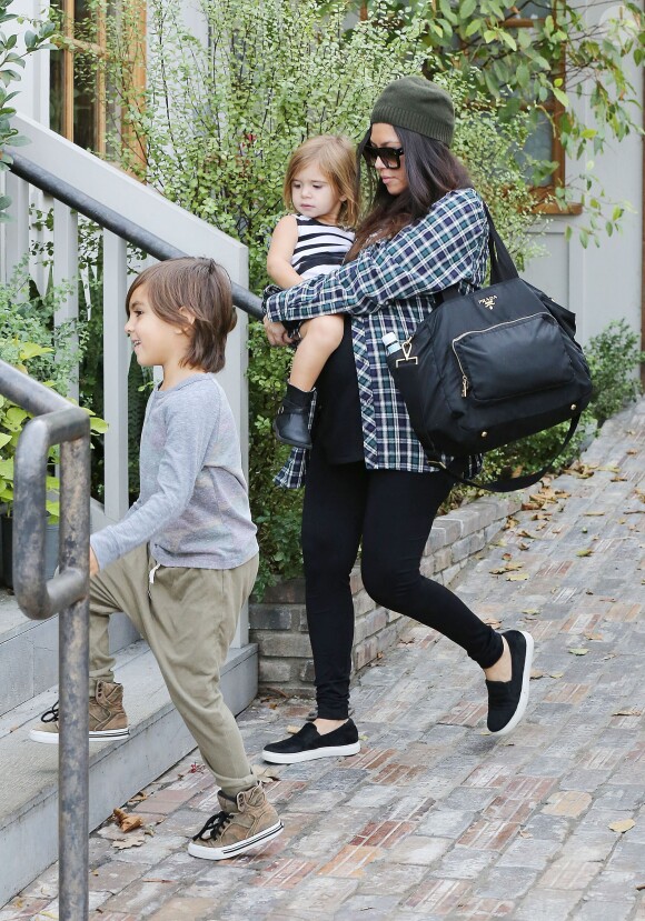 Kourtney Kardashian avec ses enfants, Mason (5 ans) et Penelope (2 ans), à Calabasas, le 7 décembre 2014. 