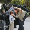 Kourtney Kardashian avec ses enfants, Mason (5 ans) et Penelope (2 ans), à Calabasas, le 7 décembre 2014. 