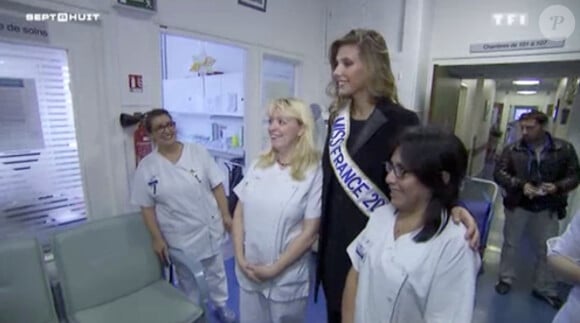 La belle Camille Cerf, Miss France 2015, rend visite à des personnes atteintes d'un cancer à l'hôpital Saint-Antoine à Paris - Reportage du magazine "Sept à Huit", diffusé sur TF1 le 14 décembre 2014.