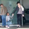 Charlize Theron et son fils Jackson attendent Sean Penn à Los Angeles, le 15 novembre 2014.