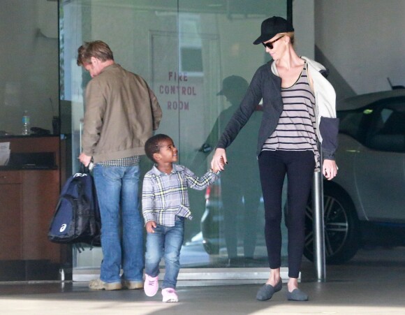 Charlize Theron et son fils Jackson attendent Sean Penn à Los Angeles, le 15 novembre 2014.