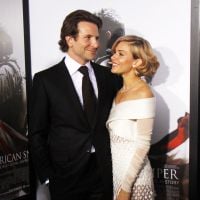 Sienna Miller, resplendissante pour son héros Bradley Cooper face à Toni Garrn