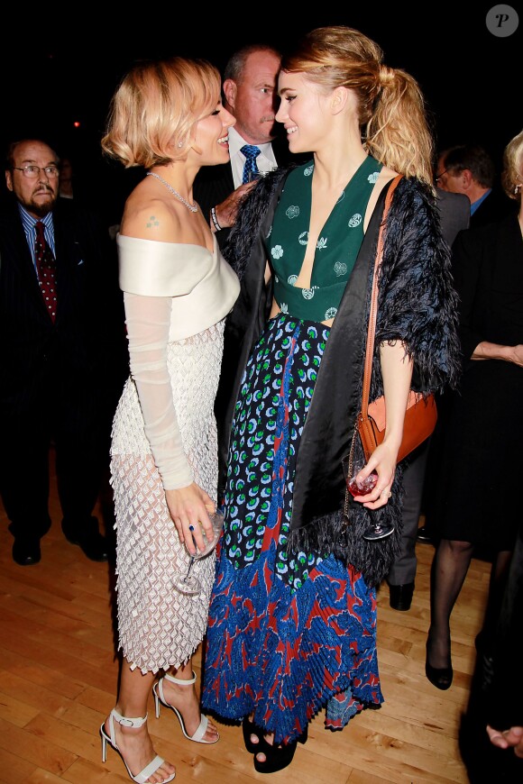 Sienna Miller et Suki Waterhouse lors de l'after-party pour le film American Sniper à New York le 15 décembre 2014.