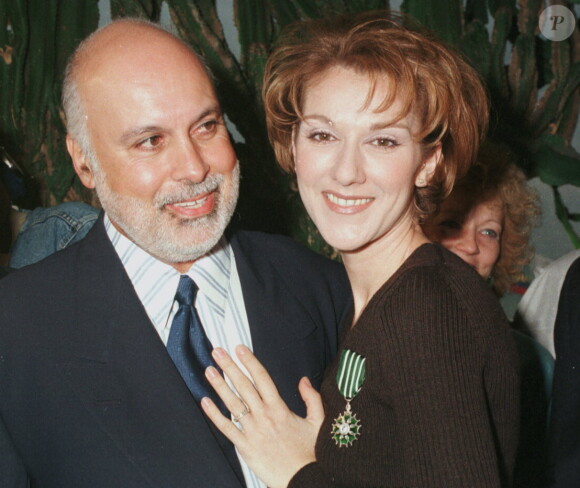Céline Dion et René Angélil à Cannes lorsque la chanteuse reçoit le prix de Chevalier de l'Ordre des Arts et des Lettres, le 23 janvier 1996.