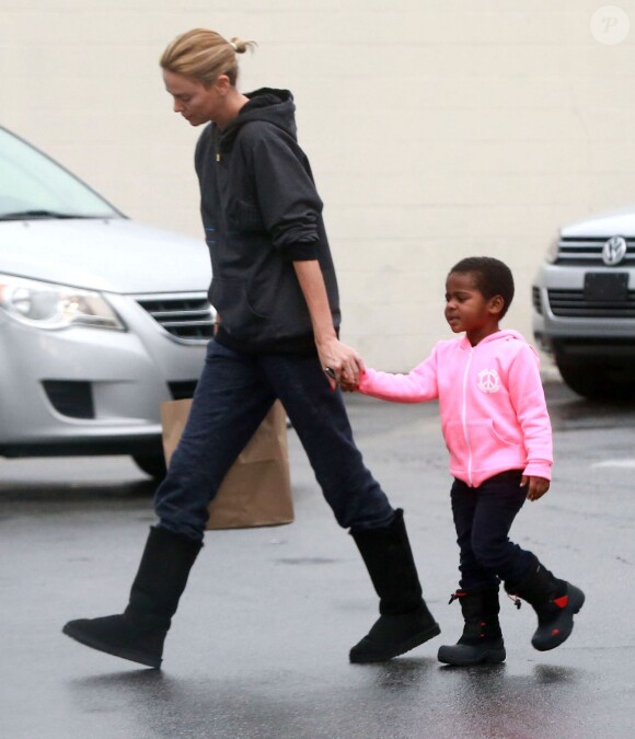 Exclusif - Charlize Theron à la pharmacie avec son fils Jackson à West Hollywood, le 16 décembre 2014