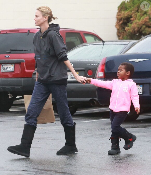Exclusif - Charlize Theron se rend à la pharmacie avec son fils à West Hollywood, le 16 décembre 2014